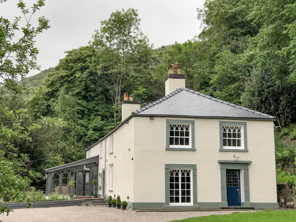 Cwmalis Hall