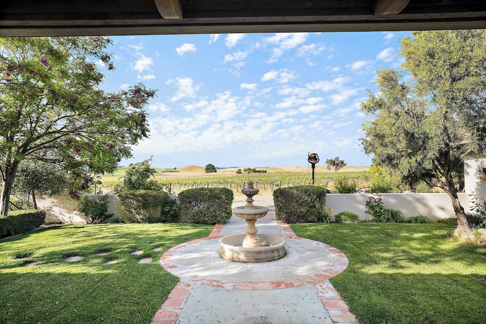 Wellsona Vineyard Retreat + Pool, Hot Tub, Views Main Home + Guest Home