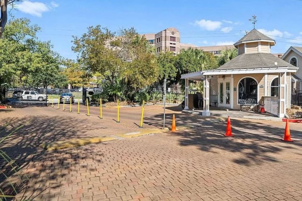 Upscale 1BR Condo in Med Center