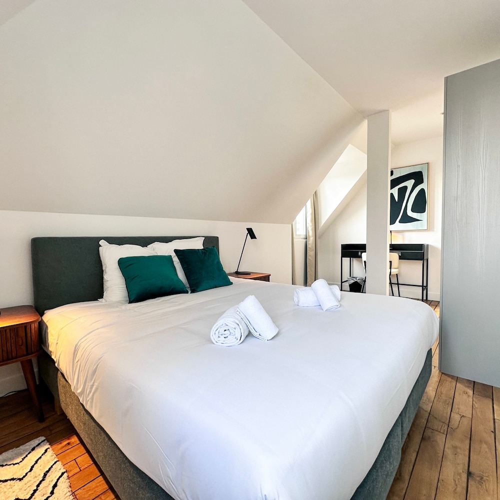 Copernic Line Elegant 3BR Apartment in Paris