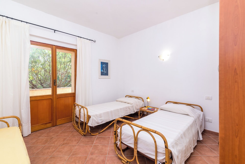Appartamento Est With Shared Pool en San Teodoro — hotel room