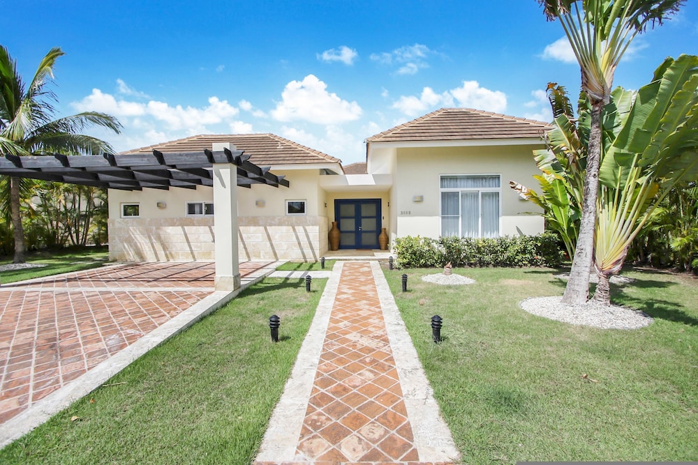 Luxury Golf Villa in Bavaro Cocotal Palma Real Pool Jacuzzi Staff