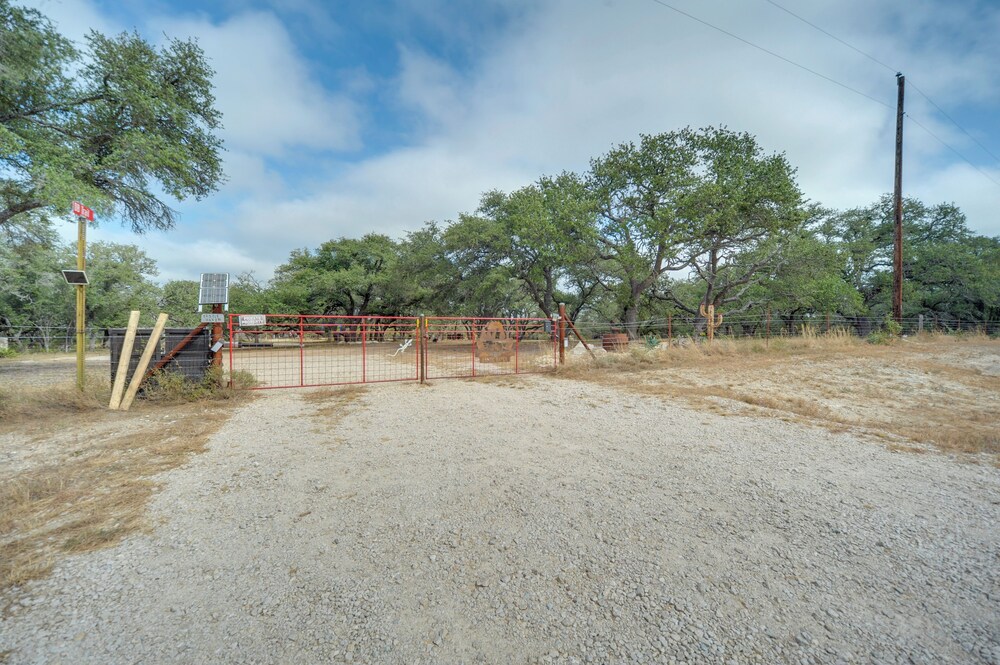 11 Mi to LBJ State Park - Couples Cabin Retreat!