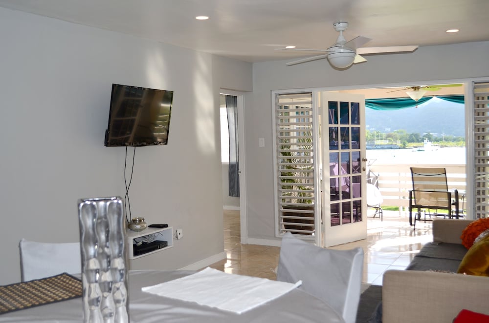 Bay Pointe Yacht Club 2BD Apartment OLR