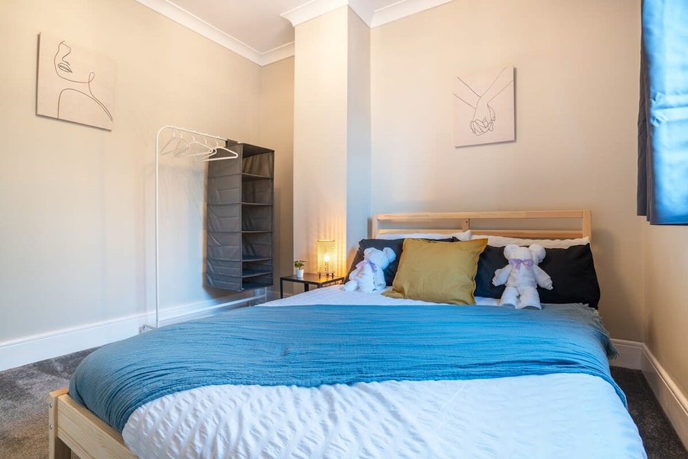 Stylish 3 Bed House-free Parking