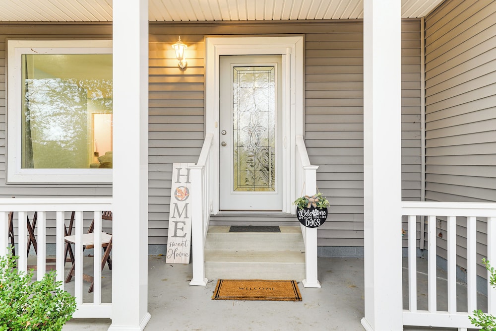 1 Mi to Dtwn Newburgh: Quiet Home w/ Yard!