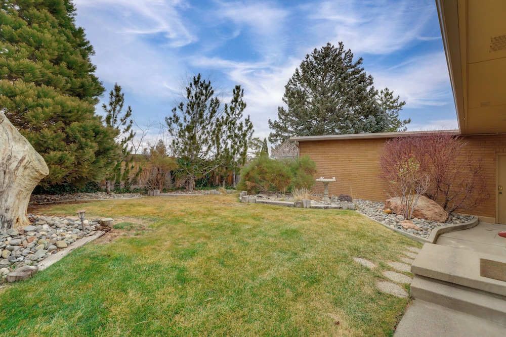 2 Living Areas + Library! Home 22 Mi to Mt Rose