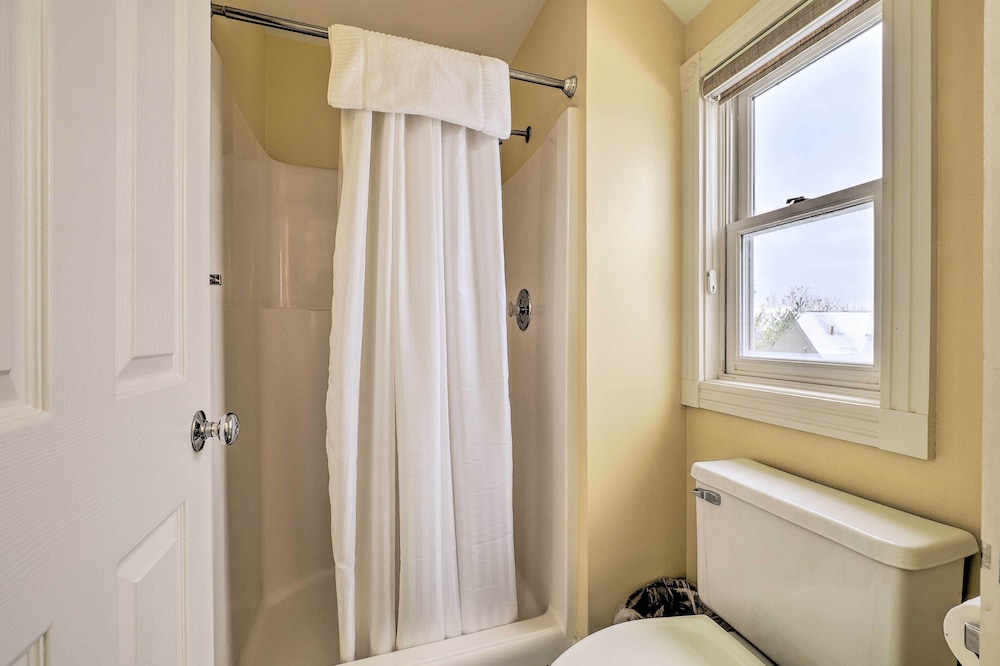 Glen Arbor Condo w/ Balcony & Ski/beach Access!