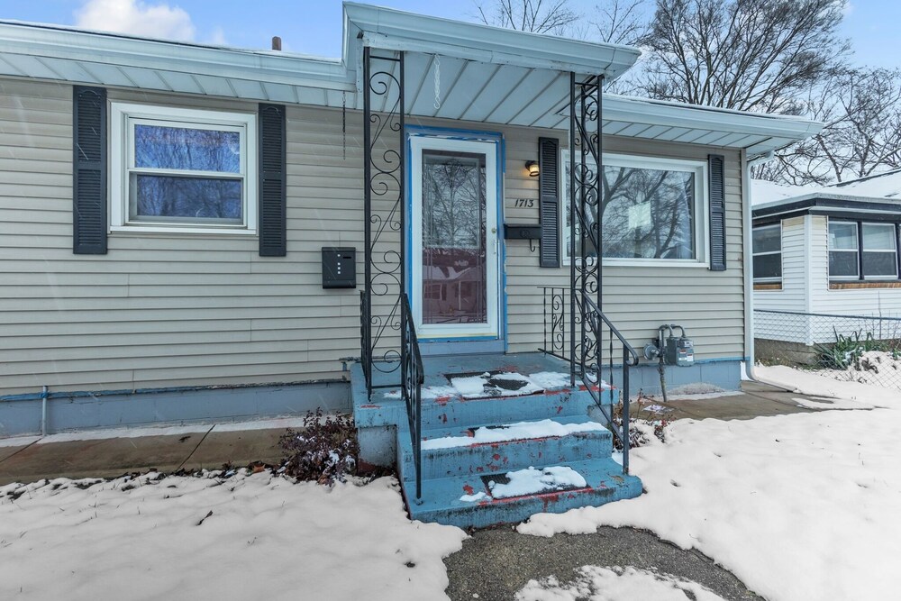 Hotel Lovely PET FRIENDLY three bedroom in desirable Urbandale Location! 3 Home by RedAwning - Image 1