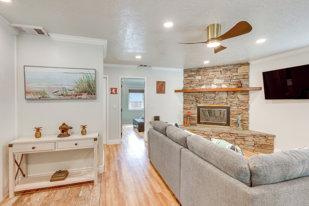 Near Slopes & Shores: Pet-friendly Sugarloaf Gem