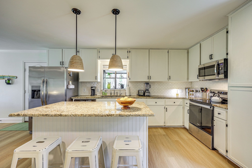 Mod on the Guad Home w/ Lake Mcqueeney Views!