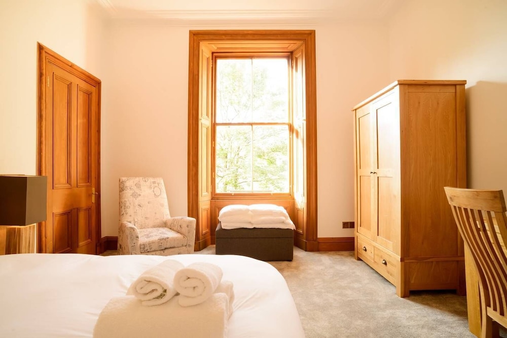 JOIVY 5 Bedroom Apt Near Meadows & George Square view 3