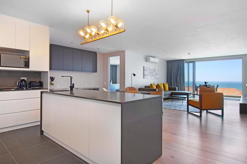 Bright 2bed in Sea Point w Sea Views Helio Haven