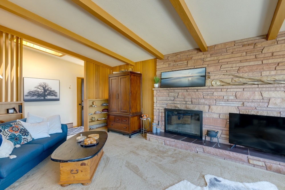 Point Roberts Cottage w/ Ocean Views + Hot Tub!