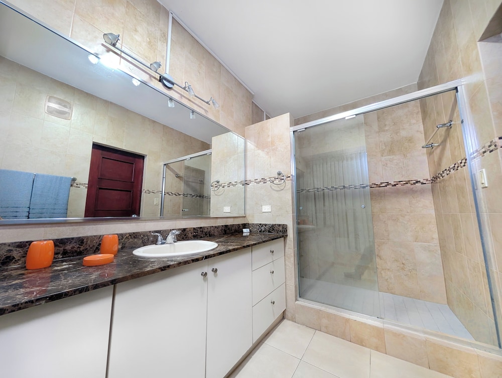 YC 1701l Apartamento 2 BDR Av Balboa