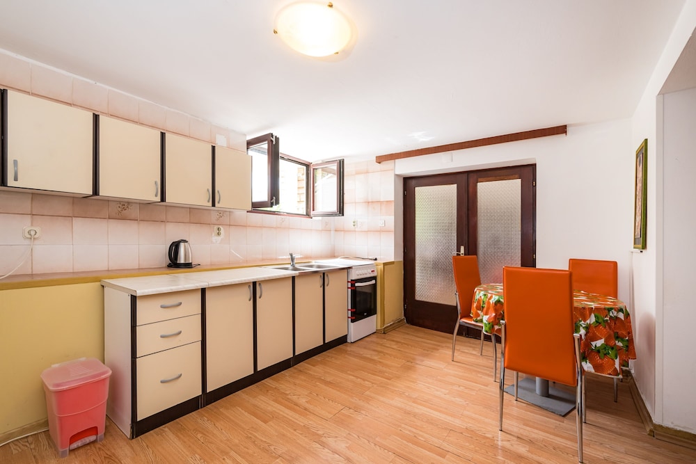 Apartment Ljubica With Nice Garden 2