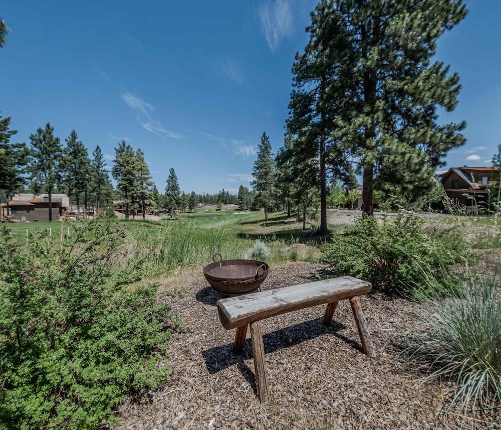 Cottage on the 10th Tee Beautiful Stay for 7 w/ Hot Tub & Fire Pit