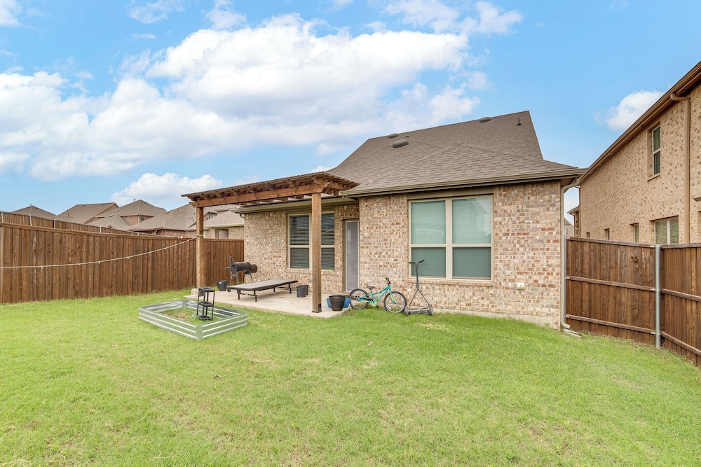 Walk to Lake Ray Hubbard: Spacious Family Home!