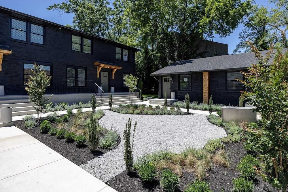 The Nomad: 4 1brs, 2 Studios 24-guest Retreat