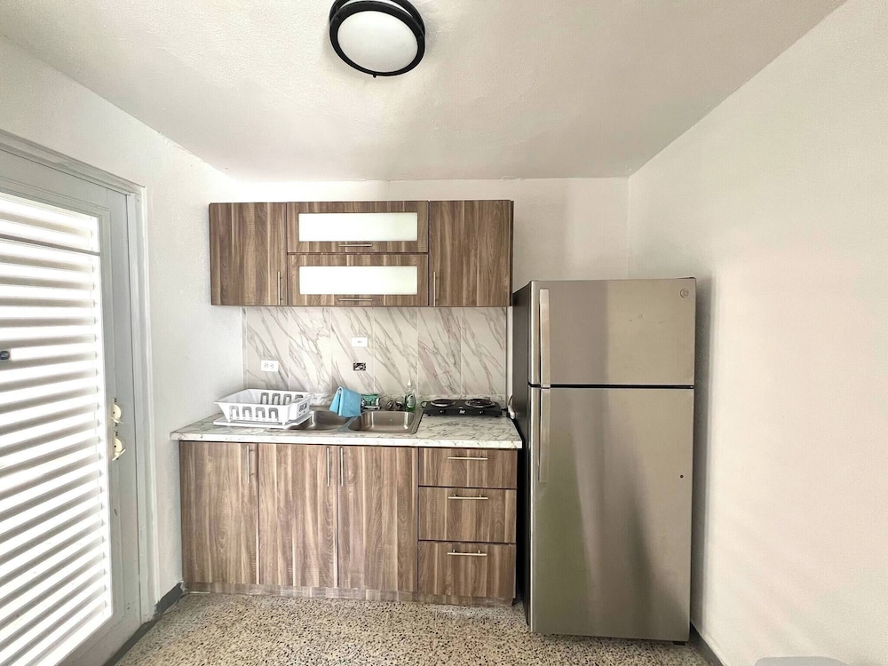 Stylish Remodeled 3BR w Yard Near Airport and Beaches