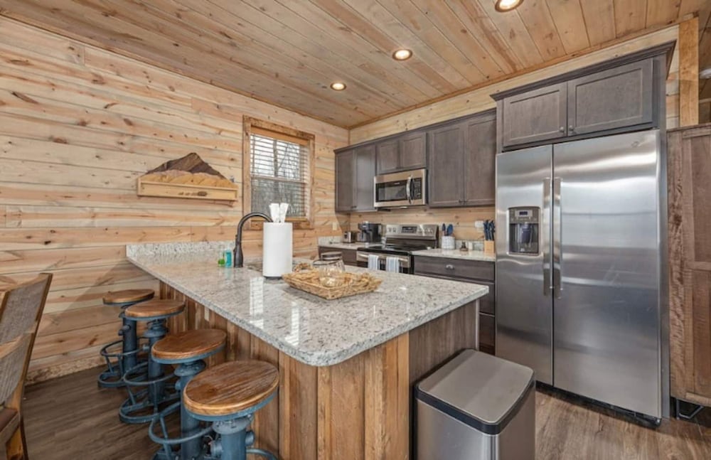 Lux Cabin Smoky Mtn View Dog Friendly Hot Tub