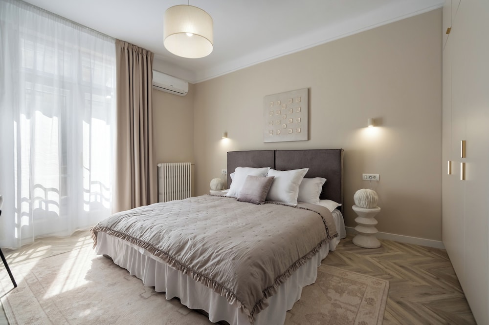Refined & Spacious 3-Bedroom Flat Near Cismigiu, Balcony with Boulevard Views