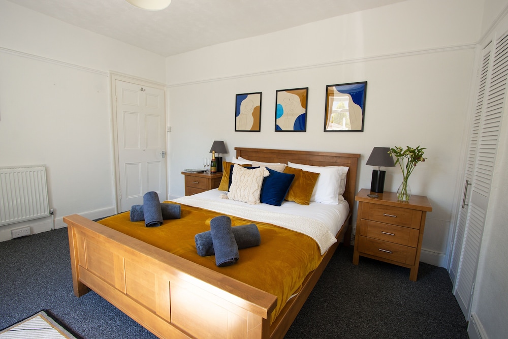 Spacious - Central 2 Bed Apartment view 4