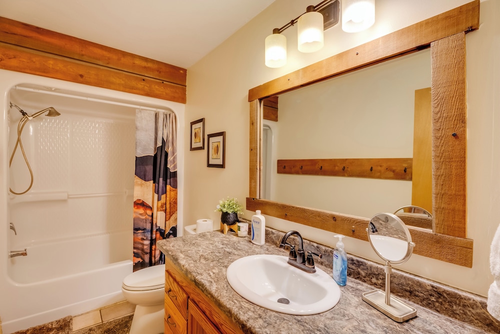 Fish, Hike & Sightsee: Lovely Florissant Cabin!
