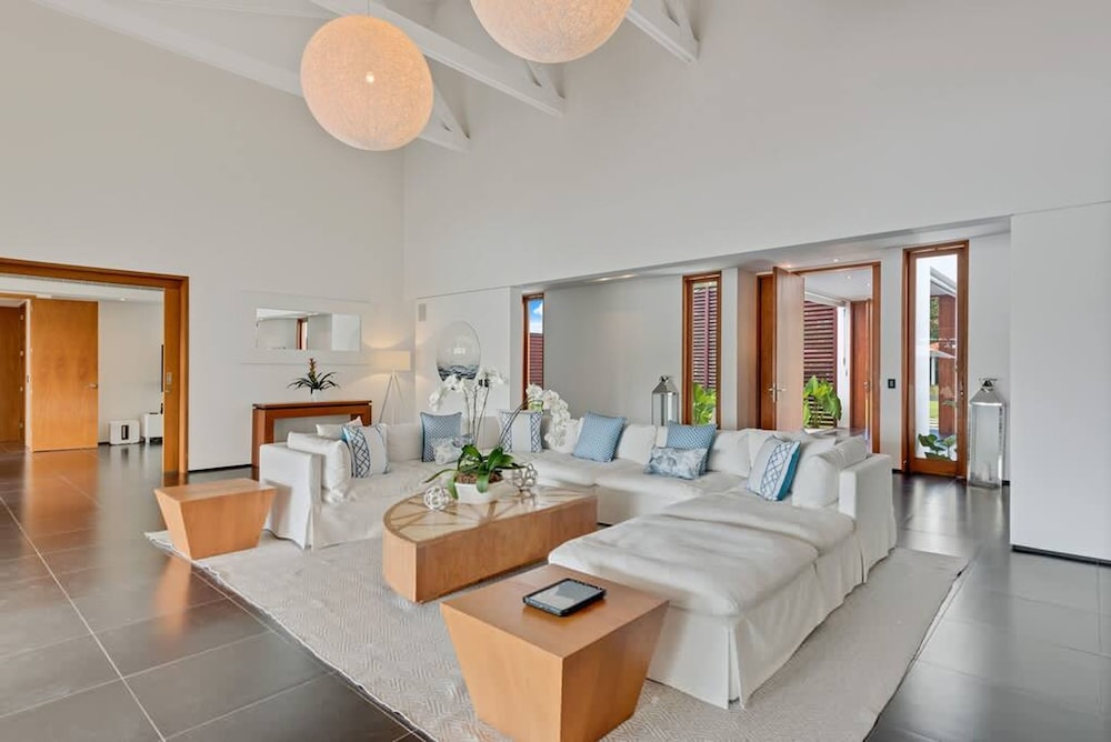 Beautifully-designed Contemporary Villa