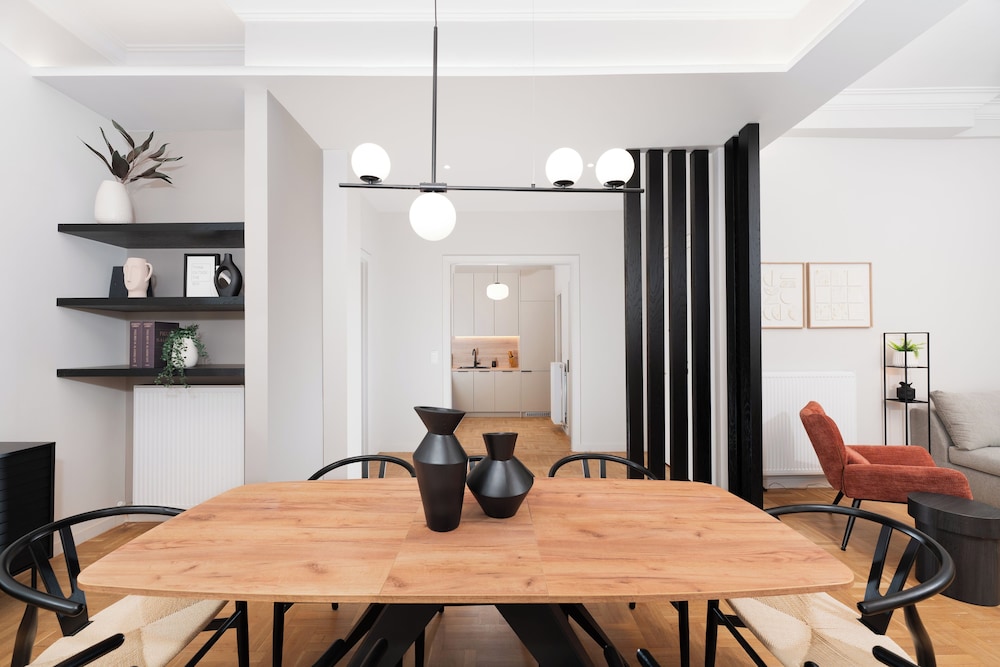 Spacious & Stylish Athens Apartment - Walk To Metro