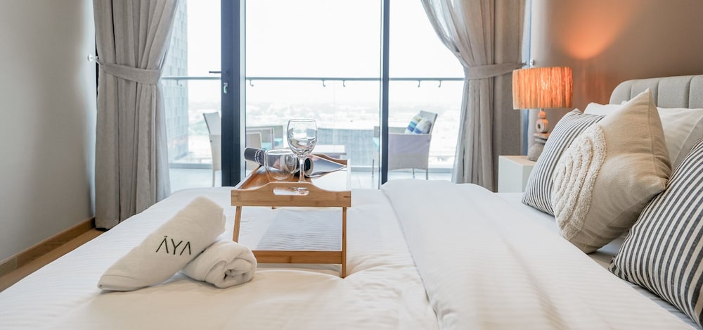 Aya - Cozy 1BR Apartment with Panoramic City Views — bedroom