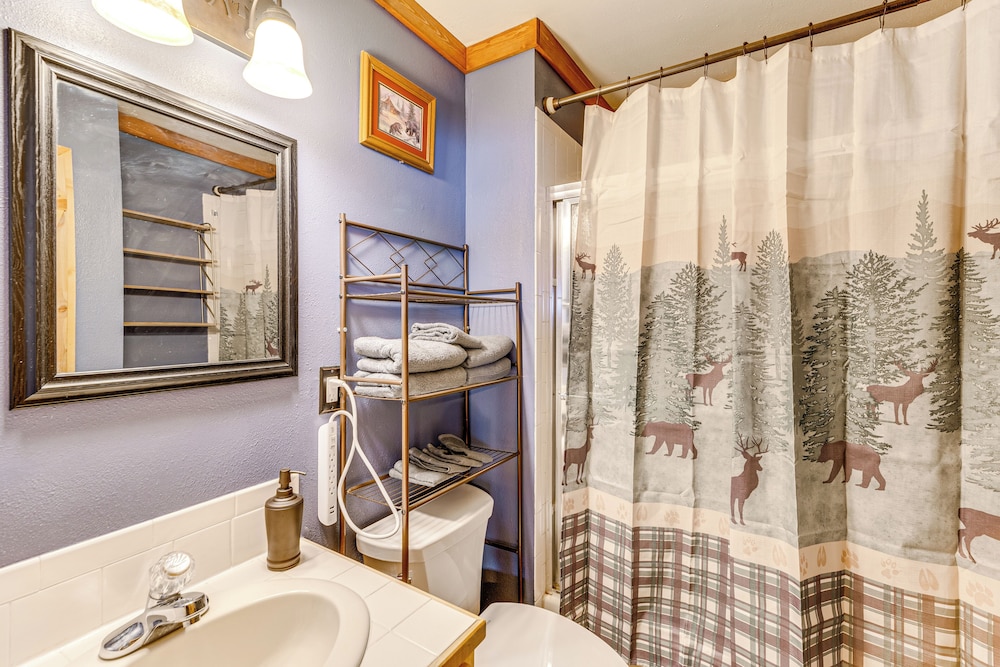 4 Mi to Fossil Beds: Private Log Cabin on 3 Acres