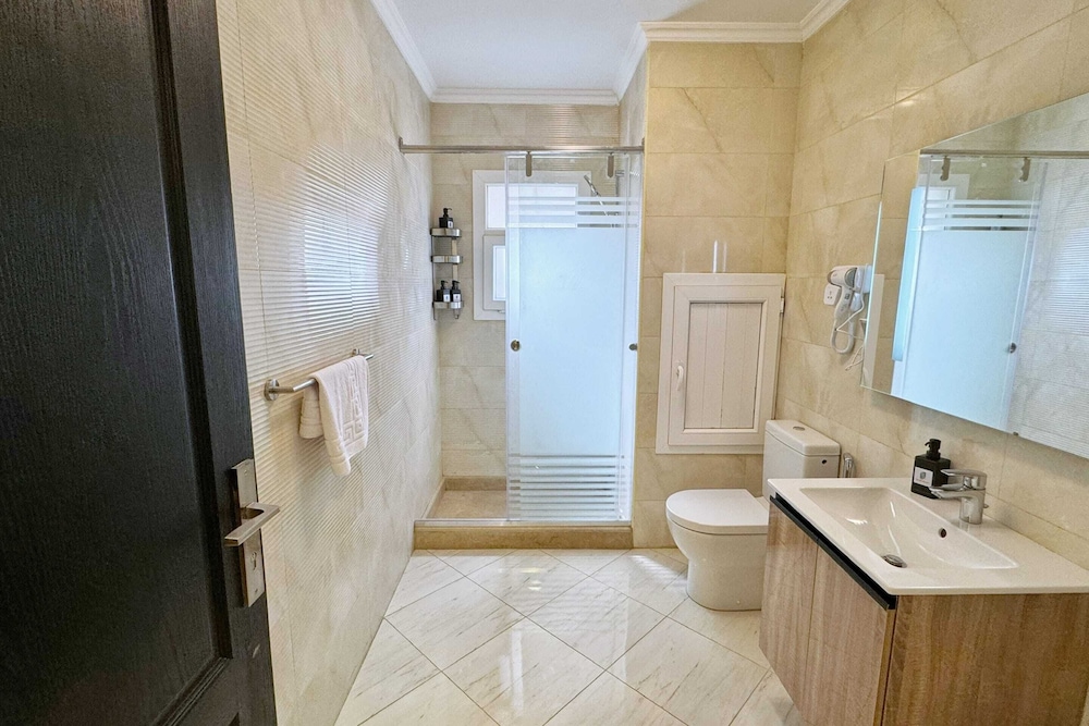 Calm & Classy 2BR - 5 min to Airport