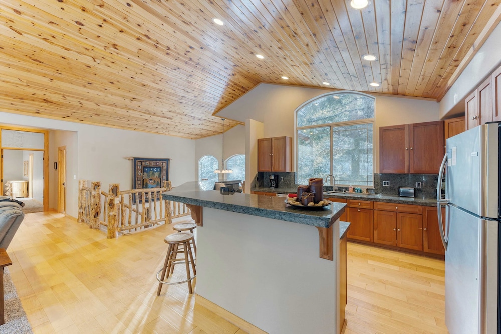 Cherry Hills Spacious Tahoe Cabin With Deck, Fireplace & Open Interiors