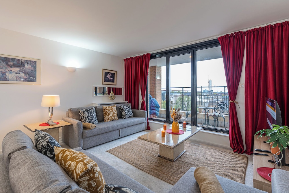 Duplex 2BR 2BA Flat Near Gloucester Rd Station