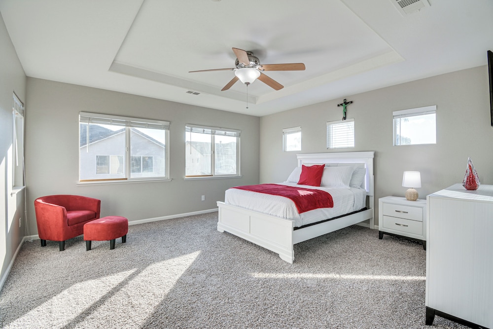 3 Mi to Downtown Merced: Family-friendly Home