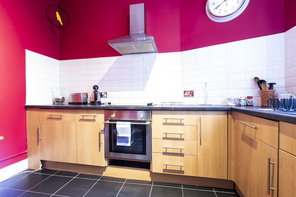 JOIVY Great Location! - Charming Apt by Edinburgh Castle view 3