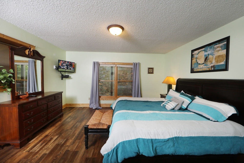 Majestic Manor - Five Bedroom Cabin view 2