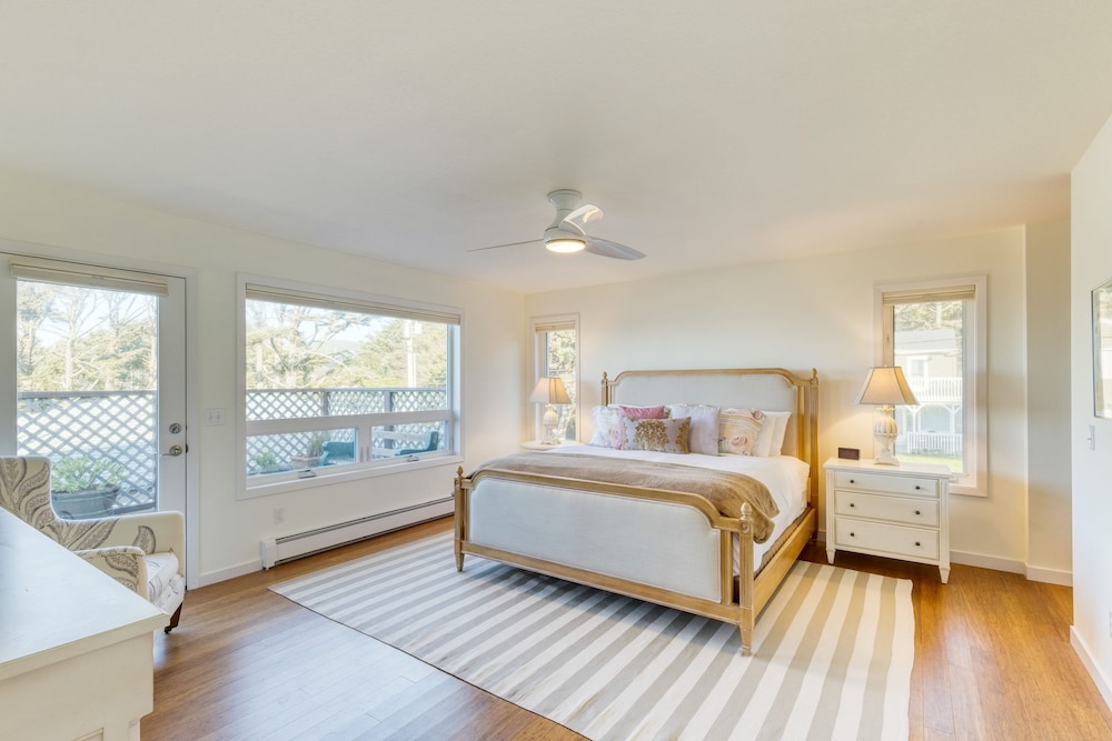 Pacific Breeze Ocean Views Steps to Cannon Beach Airy Coastal Retreat