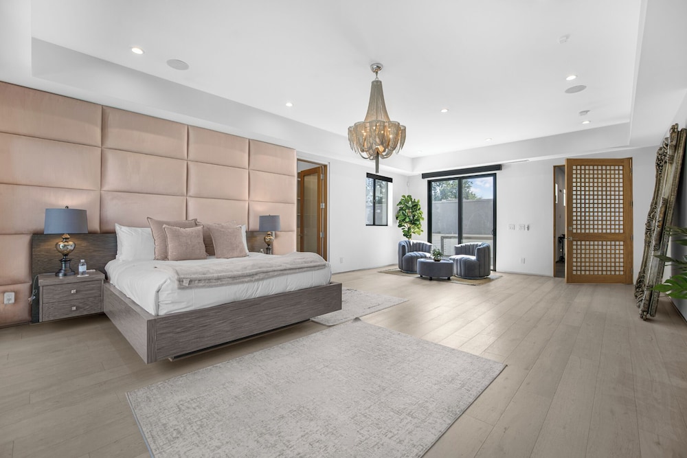 Louise Modern - Luxury Smart Estate in Encino w/ Pool, Gym & Spa