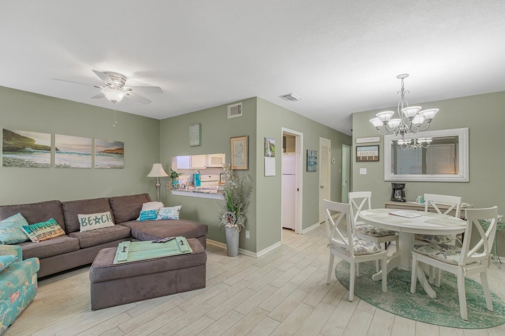 Impressive Condo Across From Beach With Pool view 5