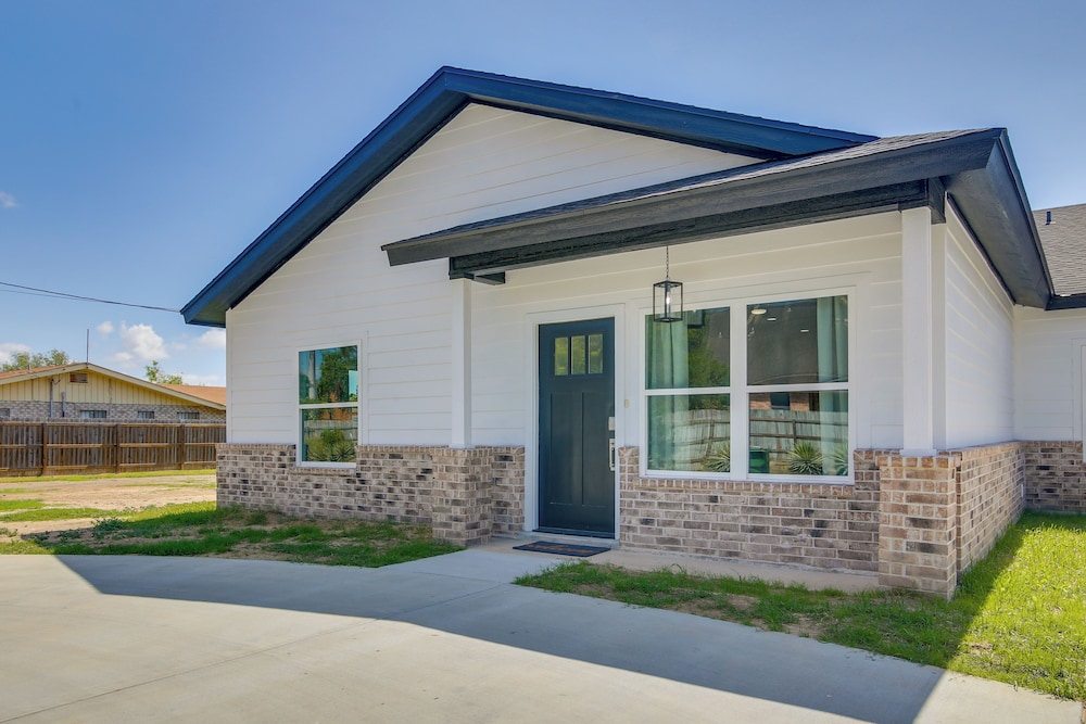 Modern Comfort: Brownsville Home Near Dtwn