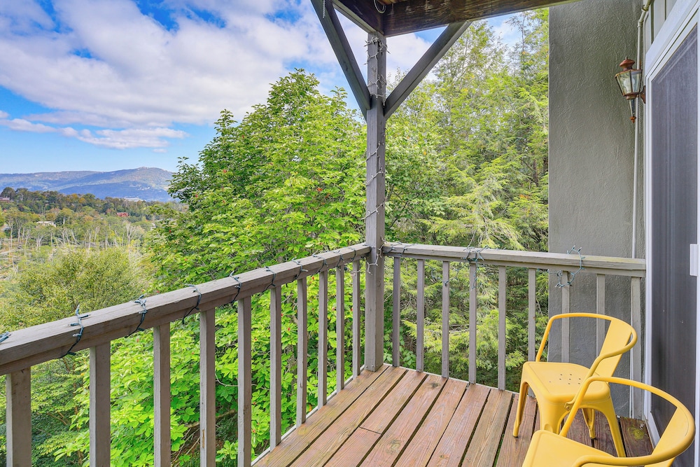 1 Mi to Slopes! Sugar Mountain Retreat w/ Views