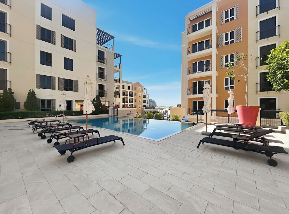 Stylish 2BR with Beach Access