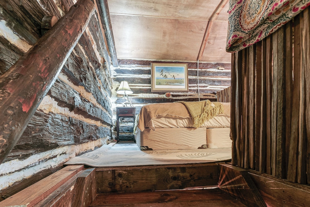 12 Mi to Staunton River State Park: Off-grid Cabin