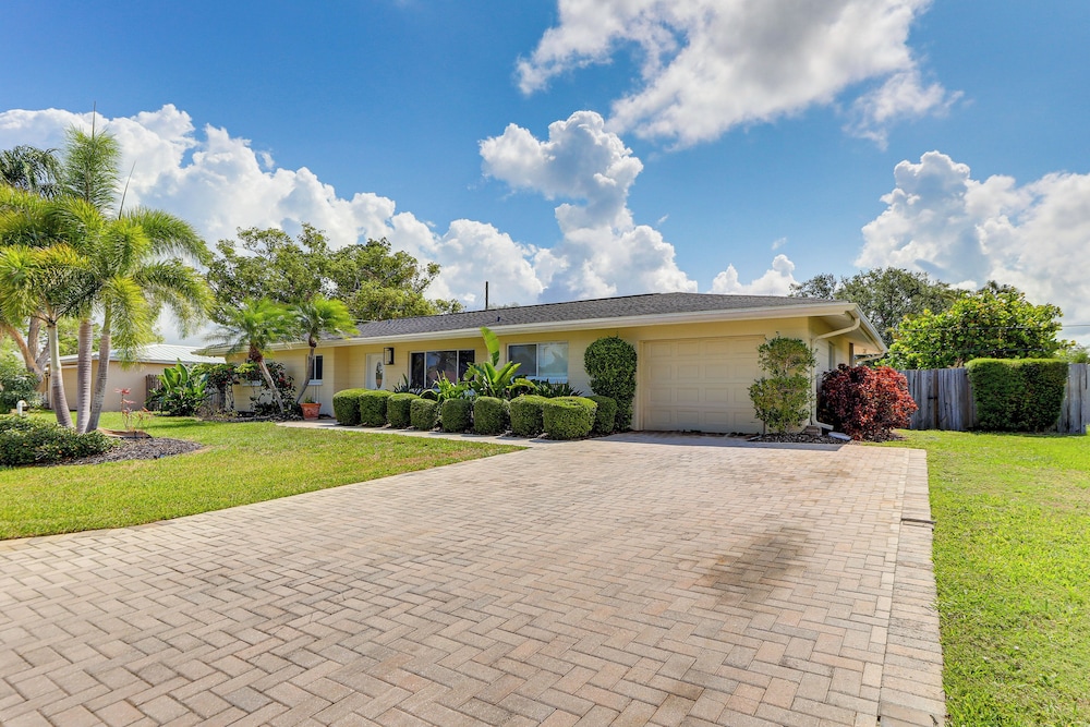 Poolside Oasis 6 Mi to Beaches: Sarasota Hideaway!