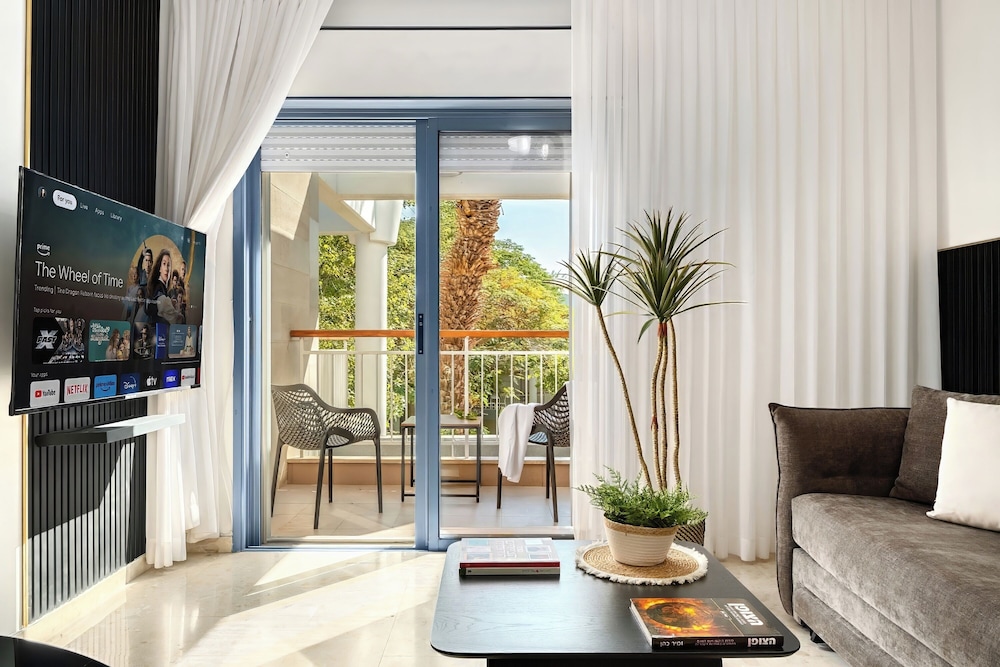 Royal Park Apt Resort by Sea N Rent