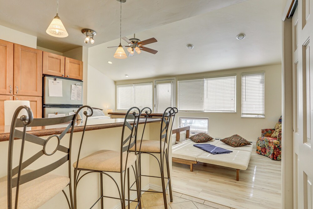 4 Mi to Vail Ski Resort: Cozy Getaway w/ Deck!