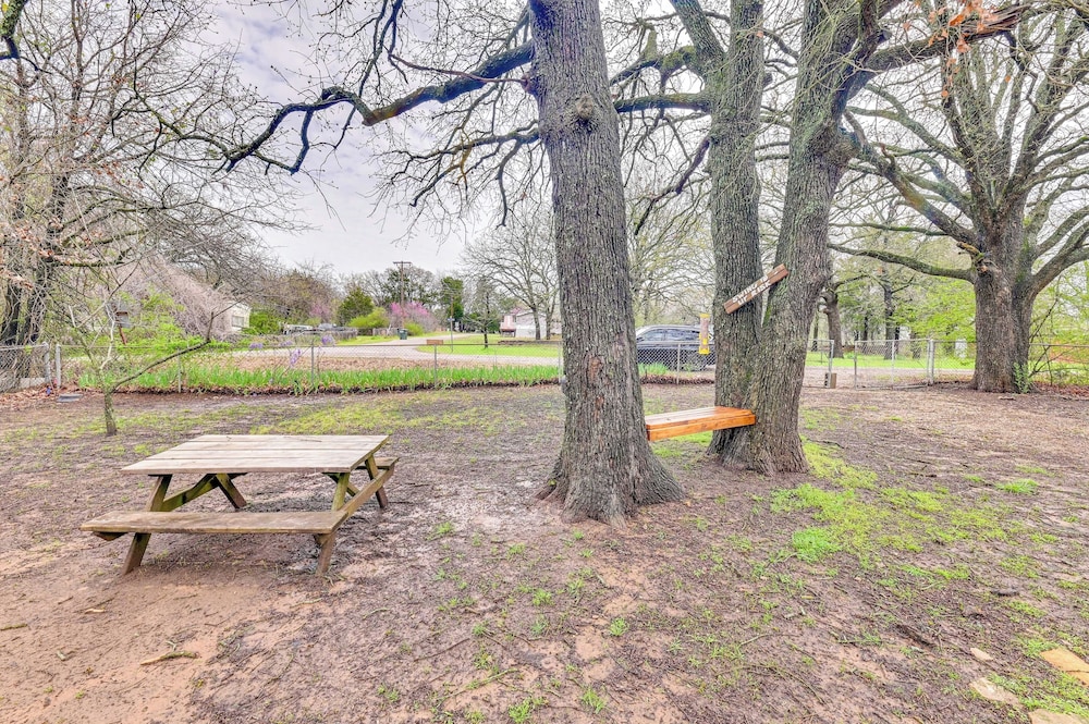 Fenced Yard: Quaint Cabin Near Lake Texoma!