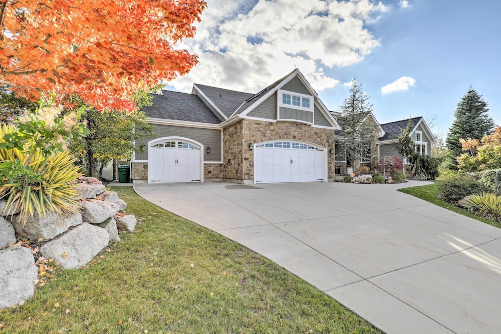 Luxe Sandy Home w/ Hot Tub: 9 Mi to Skiing!